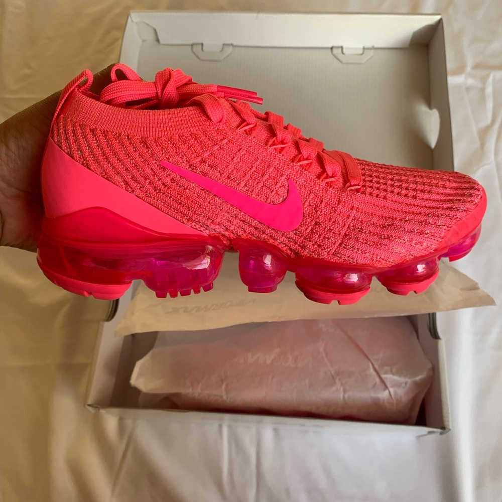 Never worn *Authentic
Rare Hyper Pink color